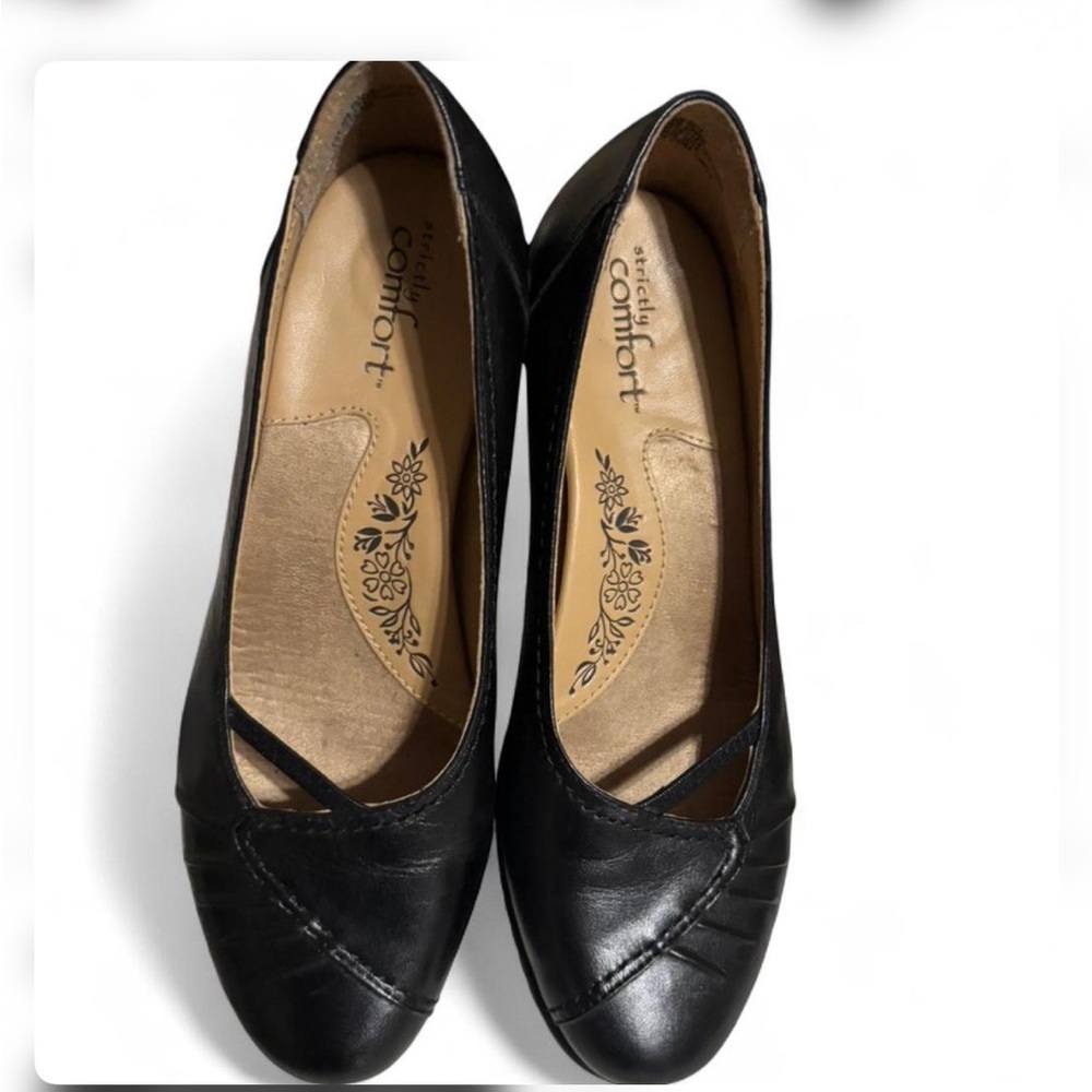 These black leather shoes are Strictly Comfort Women's Pumps Sz 7M